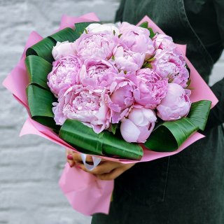 Розовые пионы с Аспидистрой «Пралине»