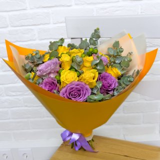 Букет из Желтой и Фиолетовой Розы с эвкалиптом «Солнечное утро»