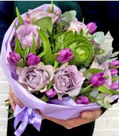 Букет из Розы Монин Дью, Фиолетовых Тюльпанов и Брасики «Лилу»