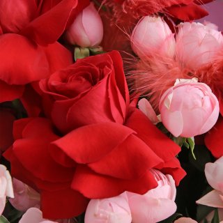 Букет из Кустовых Пионовидных и Эквадорских Роз «Ароматные мечты»