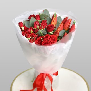 Букет из Тюльпанов и кустовых Роз «Экспрессия»