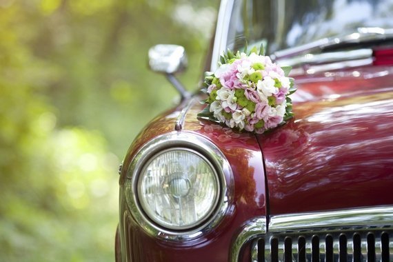 Оформление живыми цветами автомобили на свадьбе