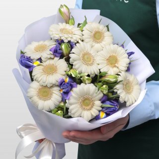 Букет из Ирисов, Альстромерий и Гермини «Храброе сердце»