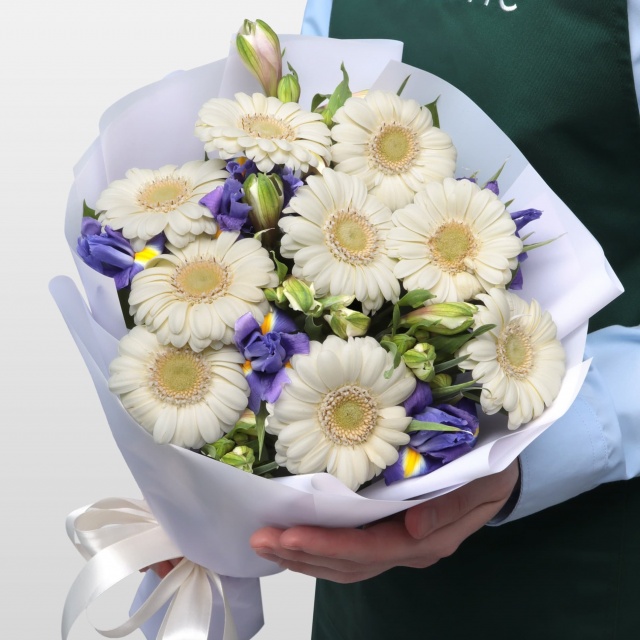 Букет из Ирисов, Альстромерий и Гермини «Храброе сердце»