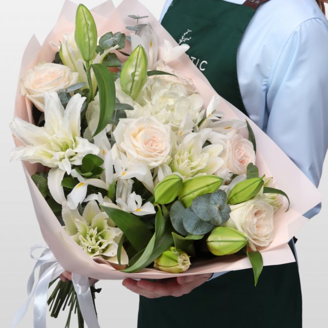 Букет из Роз, Гортензий, Лилий и Ирисов «Хрустальная россыпь» Букет из Роз, Гортензий, Лилий и Ирисов «Хрустальная россыпь»