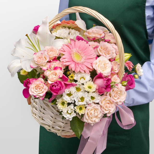 Композиция из Лилий, Гермини и Сантини в корзине «Корзина для девочки»
