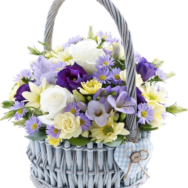 Композиция из Розы, Фрезии и Лизиантуса в корзине «Корзина для мальчика»
