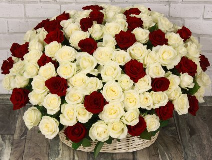Корзина красно-белых роз 