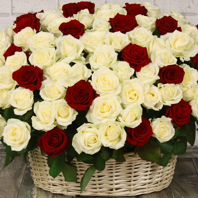 Композиция из красных и белых Роз в корзине «Ты и Я»