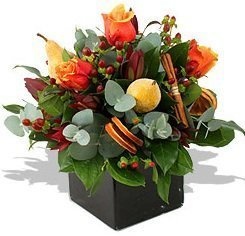 Новогодняя композиция из Роз, Гиперикума и Леукадендрона в вазе «Корица»