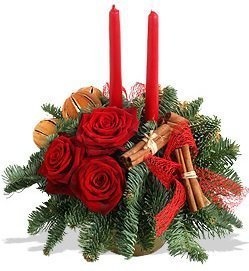 Новогодняя композиция со свечами из Сосновых веток и Роз в вазе «Пряные чувства»