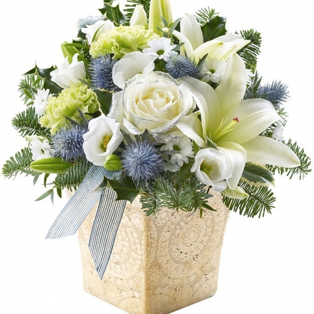 Новогодняя композиция из Сосновых веток, Гвоздик и Роз в вазе «Зимняя элегантность»