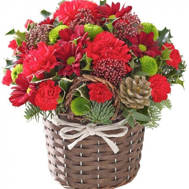 Новогодняя композиция из Сосновых веток, Сантини и Гвоздик в корзине «Новогодняя корзинка»