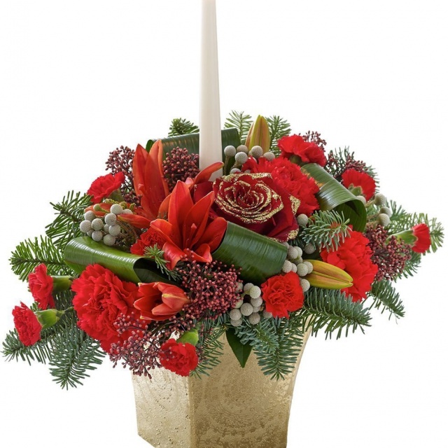 Новогодняя композиция со свечой из Сосновых веток, Гвоздик и Роз в вазе «Праздничное свечение»