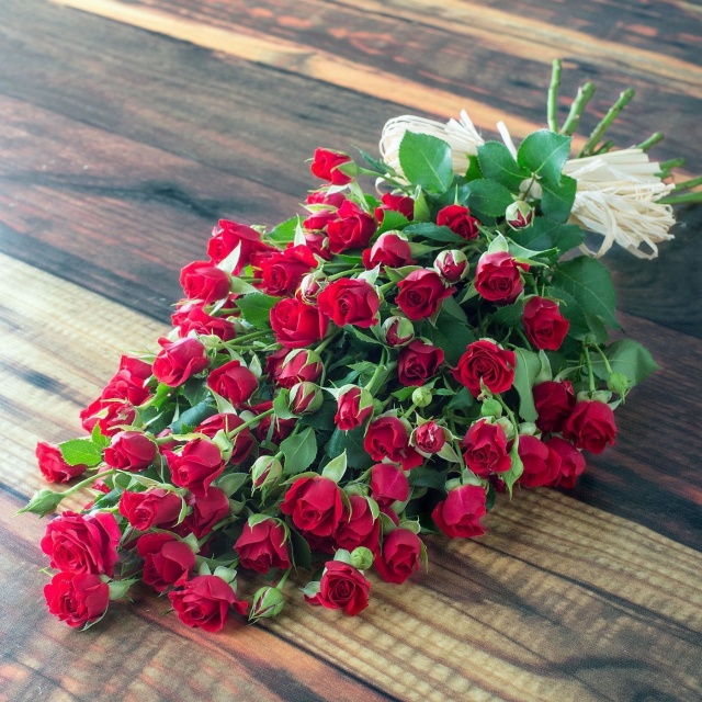 Букет из красных кустовых Роз «Гранатовый вихрь»