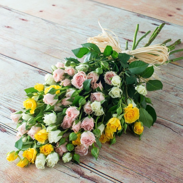 Букет из кустовых Роз «Тёплый ветерок»