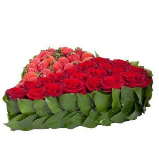 Композиция из Роз и Клубники «Клубничная страсть»