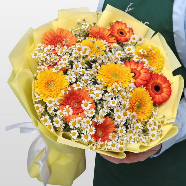 Букет из Ромашек и Гермини «Солнечный момент»