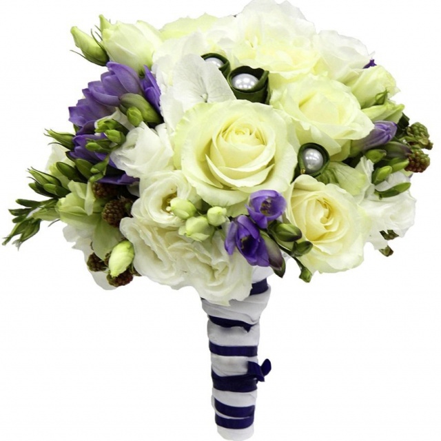 Букет из Роз, Фрезий и Лизиантуса «Энигма»