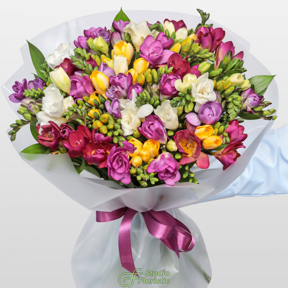 Букет из разноцветных Фрезий «Современный» Букет из разноцветных Фрезий «Современный»