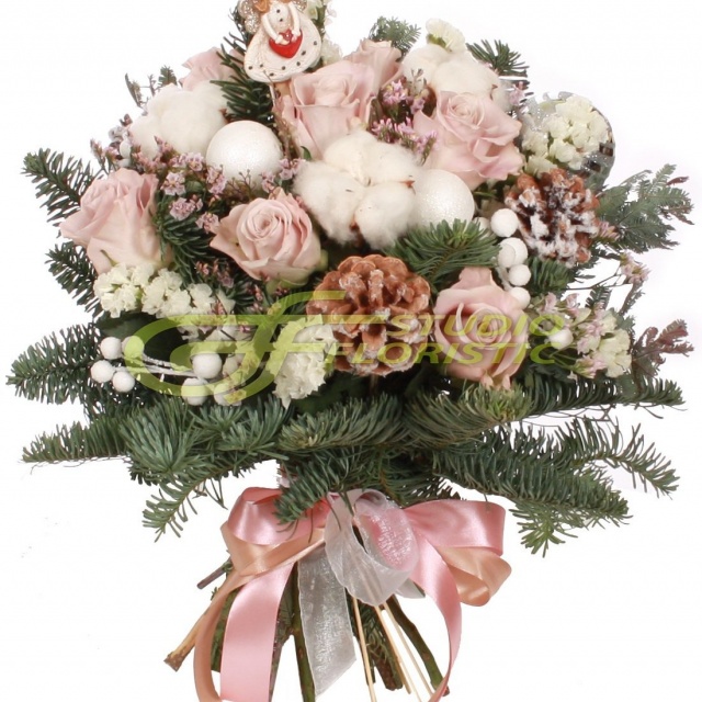 Букет новогодний из Ели, Роз и Хлопка «Зимний сон»