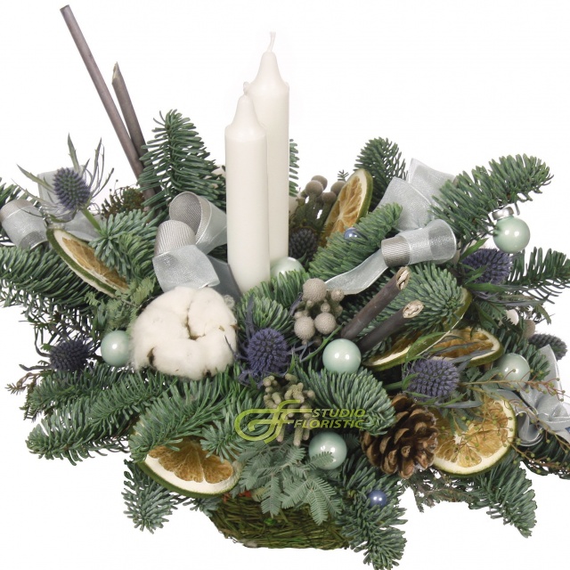 Композиция новогодняя со свечами из Ели, Эрингиума и Хлопка в корзине «Полярная ночь»