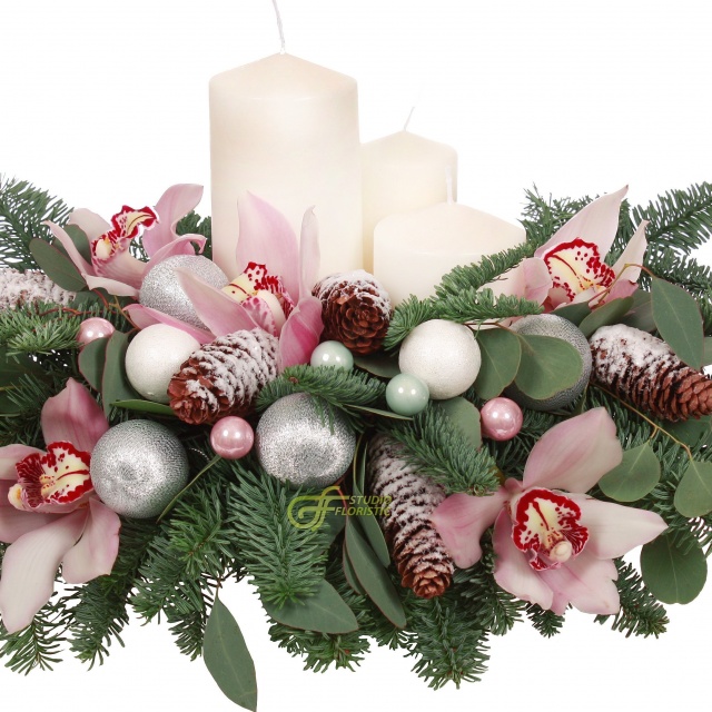 Композиция новогодняя со свечами из Ели и Орхидей «Розовый вечер»