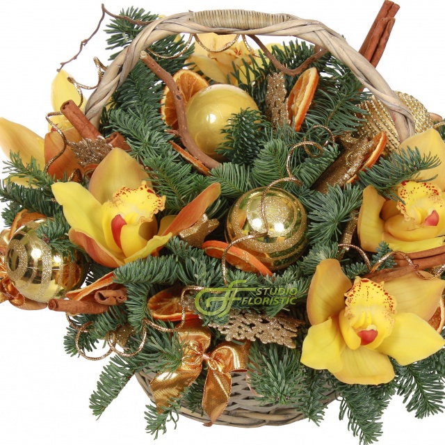 Композиция новогодняя из Ели и Орхидей в корзине «Вкус янтаря»