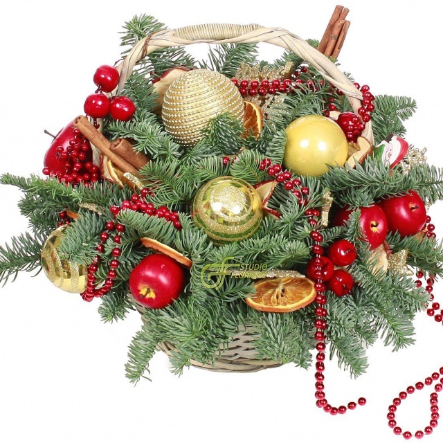 Композиция новогодняя из Ели в корзине «Яркие краски»