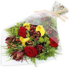 Букет из Роз, Калл и Леукадендрона «Сражение»