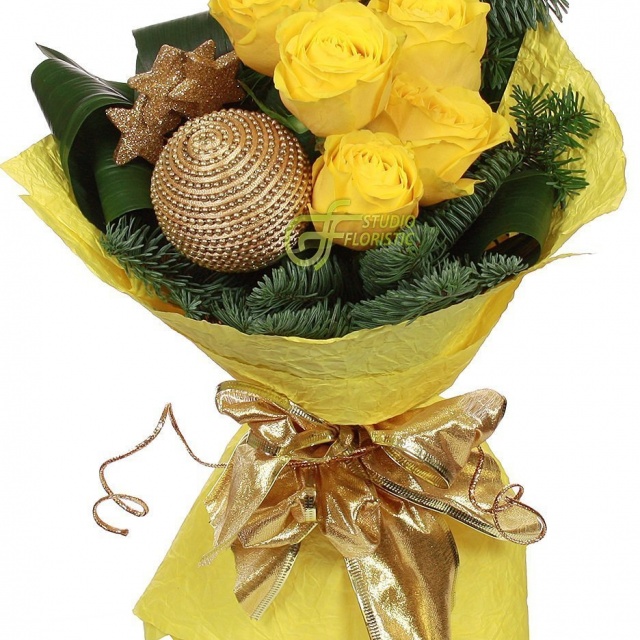 Новогодний букет из Ели, Роз и Аспидистры «Зимнее солнце»