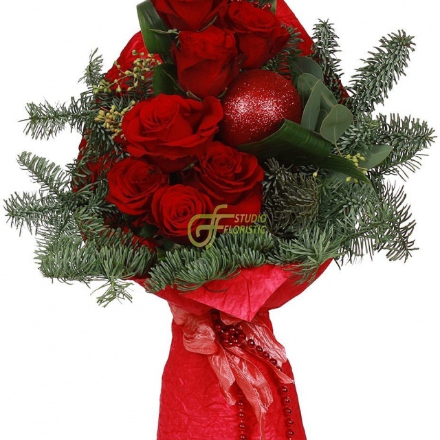 Новогодний букет из Ели, Роз и Аспидистры «Красный бархат»