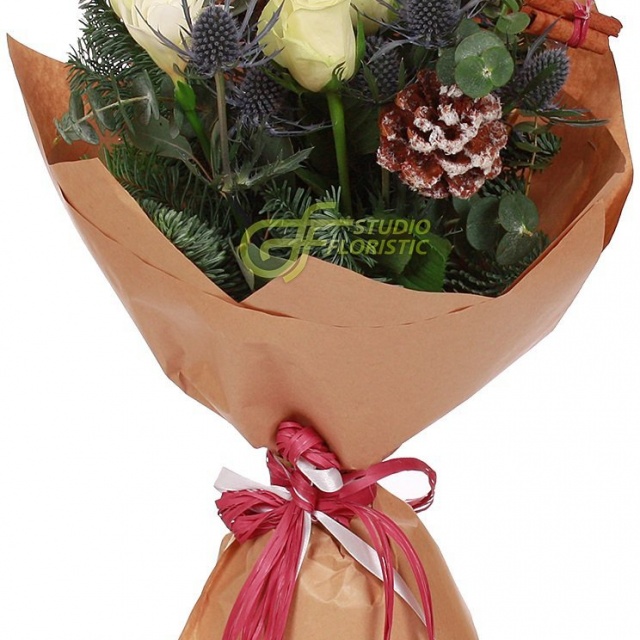 Новогодний букет из Ели, Роз и Фрезий «Зимняя серенада»