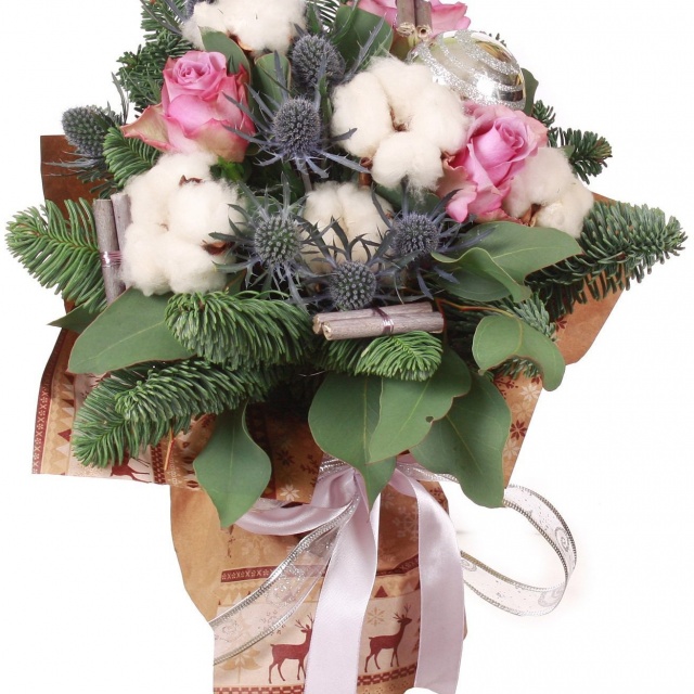 Новогодний букет из Ели, Роз и Хлопка «В гостях у Морозко»