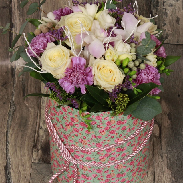 Композиция из Роз, Гвоздик и Фрезии в шляпной коробке «Улыбка феи»