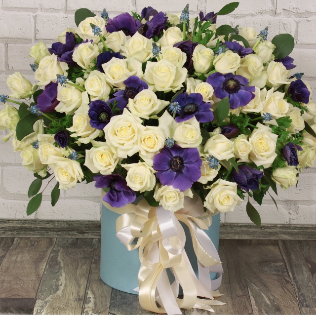 Композиция из Роз и Анемонов в шляпной коробке «Сияющий взгляд»