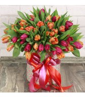 Коробка с красными и оранжевыми тюльпанами 