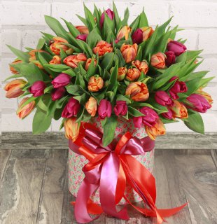 Коробка с красными и оранжевыми тюльпанами 