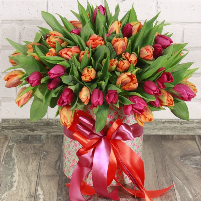 Композиция из Тюльпанов в шляпной коробке «Счастье в гармонии»