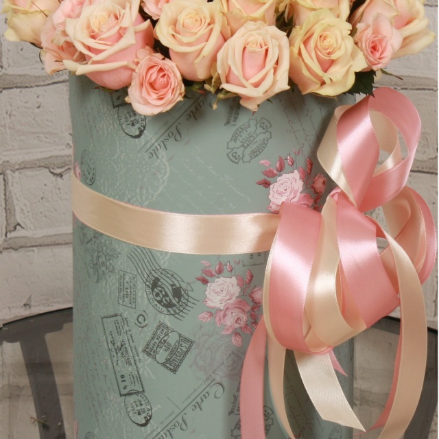 Композиция из Роз в шляпной коробке «Персиковая нега»