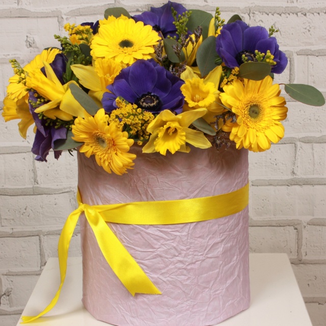 Композиция из Анемонов, Гербер и Нарциссов в шляпной коробке «Луна и звезды»