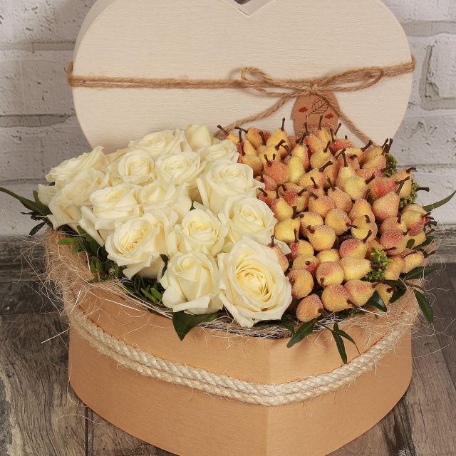 Композиция из Роз и Искусственных Груш в коробке «Любящее сердце»