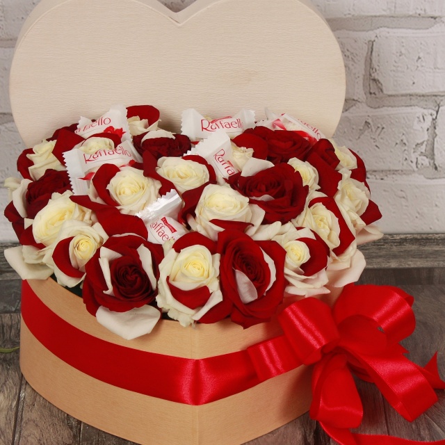 Композиция из Роз и Конфет Рафаэлло в коробке в виде сердца «Роскошь любви»
