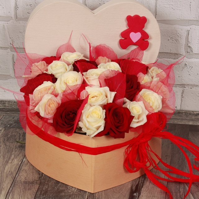 Композиция из Роз и Конфет Рафаэлло в коробке в виде сердца «Влюбленный навсегда»