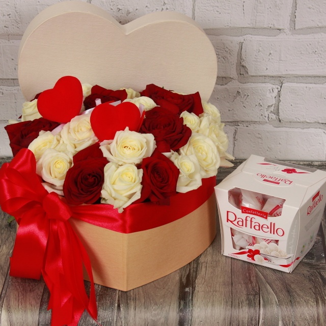 Сердце из Роз и коробка Рафаэлло «Люблю - обожаю»