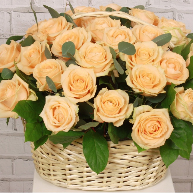 Композиция из Роз в корзине «Тайное послание»