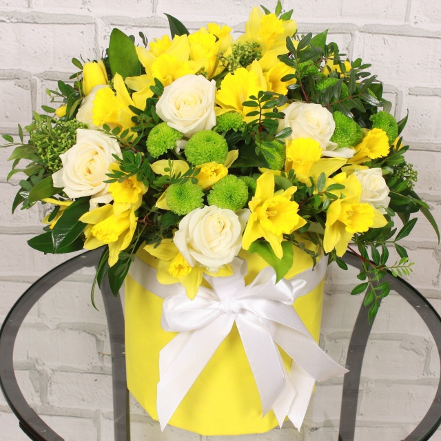 Композиция из Роз, Нарциссов и Хризантем в шляпной коробке «Веселый день»