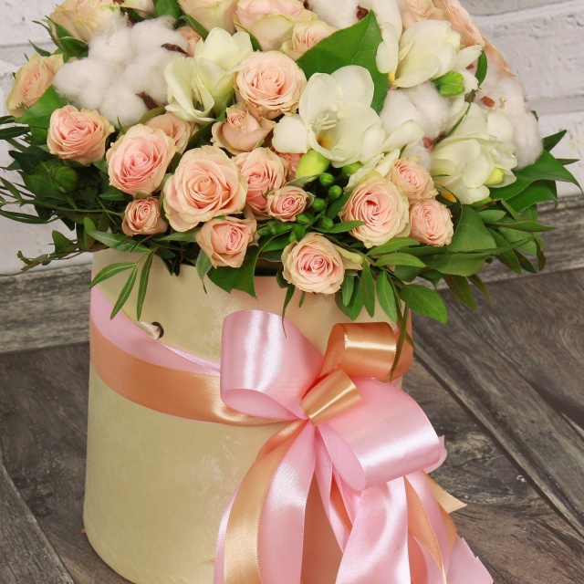 Композиция из кустовых Роз, Фрезий и Хлопка в шляпной коробке «Романтические объятия» Композиция из кустовых Роз, Фрезий и Хлопка в шляпной коробке «Романтические объятия»