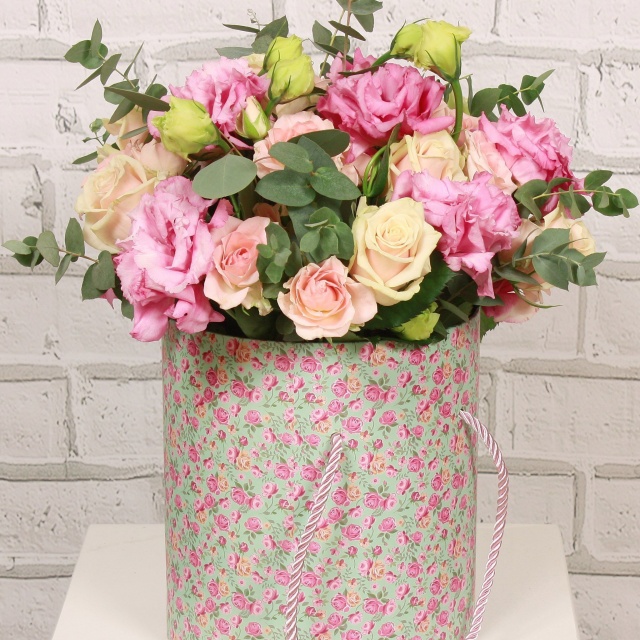 Композиция из Роз и Лизиантуса в шляпной коробке «Сладкий поцелуй» Композиция из Роз и Лизиантуса в шляпной коробке «Сладкий поцелуй»