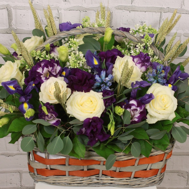 Композиция из Роз, Ириса, Лизиантуса и Сирени в корзине «Загадка лугов»